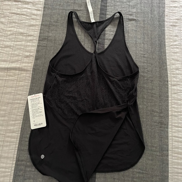 Lululemon Twist and Train tank. Size 6 - Picture 7 of 7
